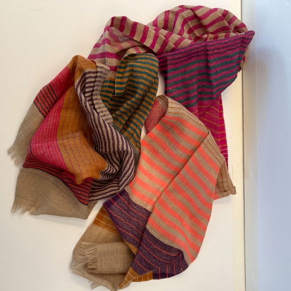 Multi-colored striped scarf - Picture 4 of 6